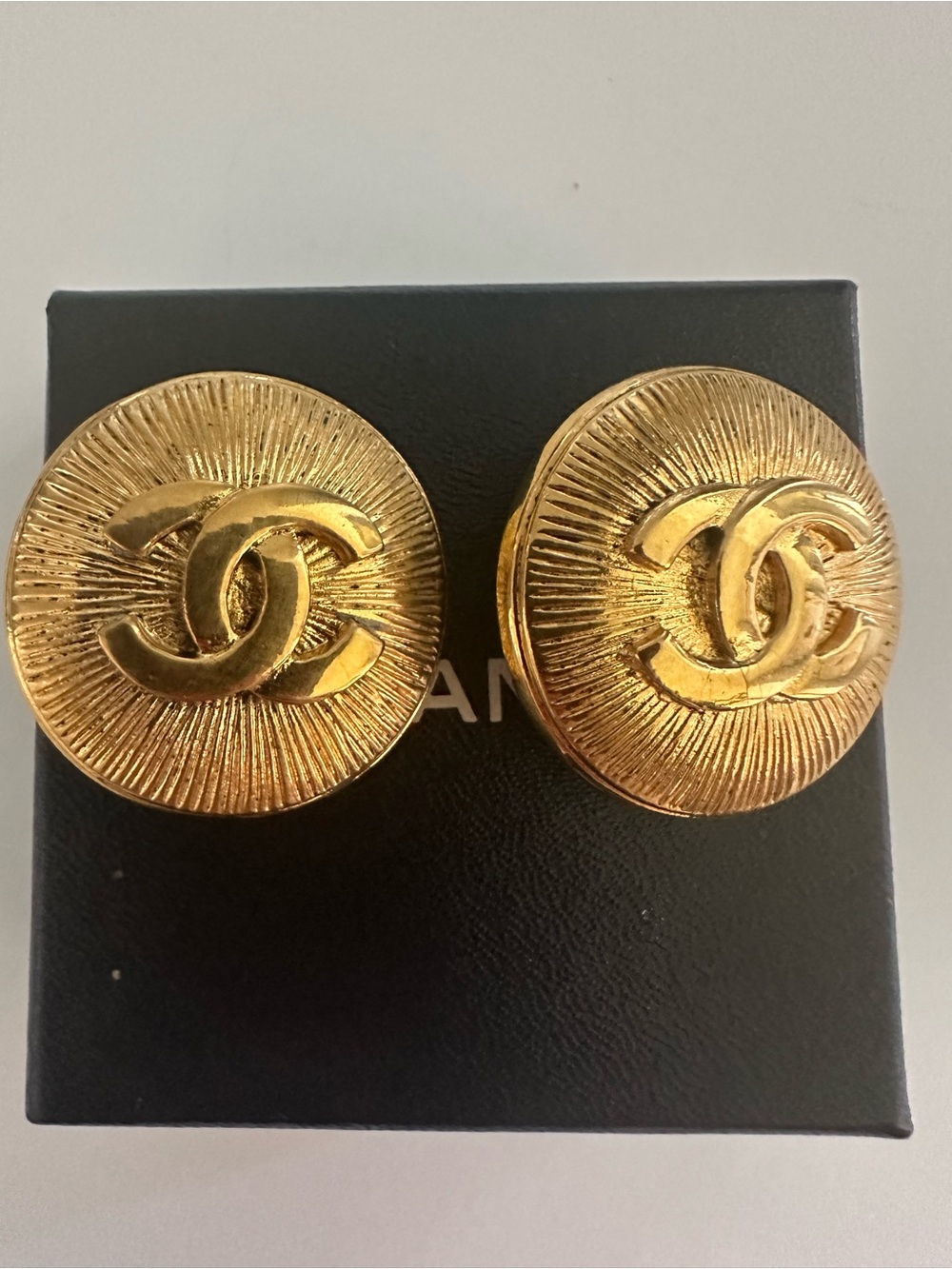 RARE Vintage CHANEL Jumbo CC Sunburst Clip-On Earrings 94P Spring 1994 - Picture 8 of 16